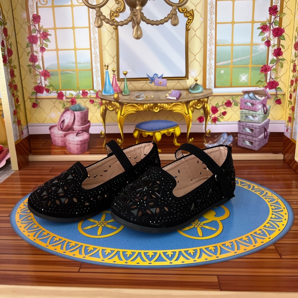 Baby girl black dress shoes size 5.